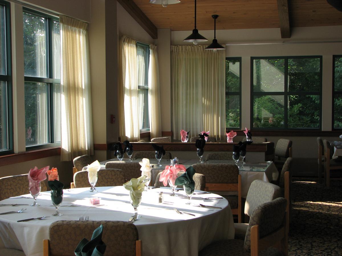 Chief Logan Lodge Hotel & Conference Экстерьер фото
