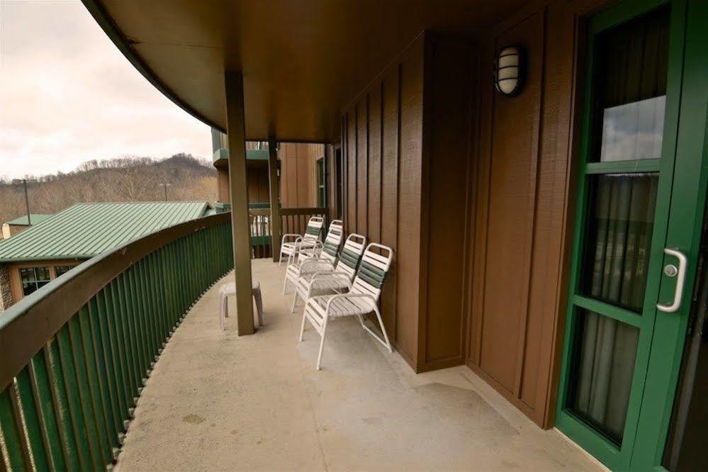 Chief Logan Lodge Hotel & Conference Экстерьер фото